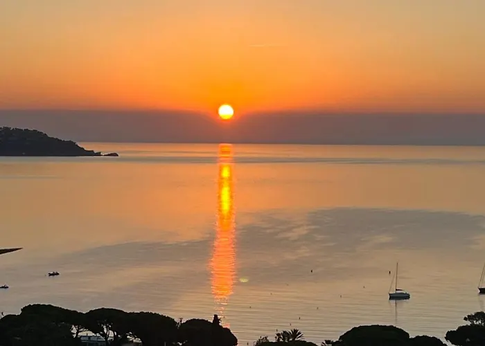 Saint Clair, Vue A Couper Le Souffle Le Lavandou
